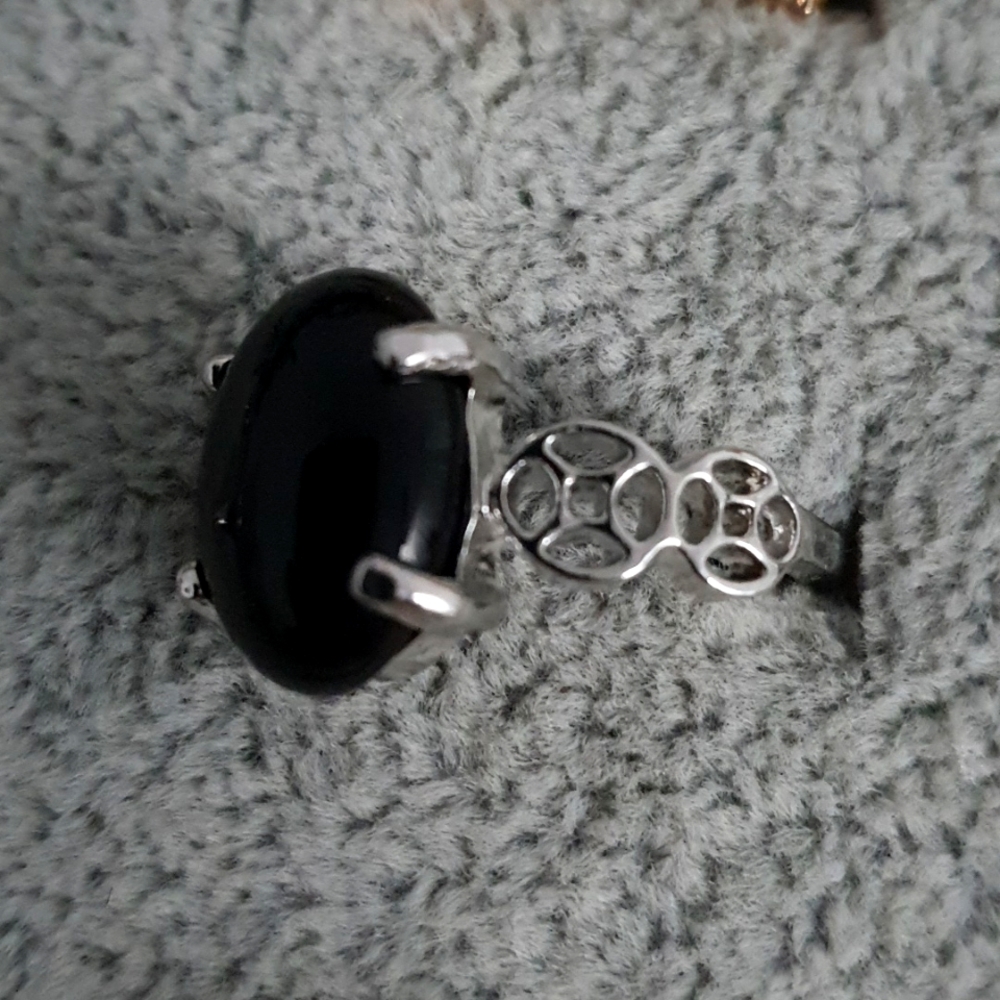 Elegant Onyx Stone Silver Ring - Picture 5 of 6